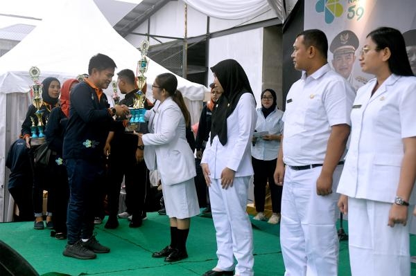 Puncak HKN ke-59 Tingkat Sumut, Pj Gubernur Serahkan Penghargaan kepada Nakes dan Kader Posyandu Berprestasi